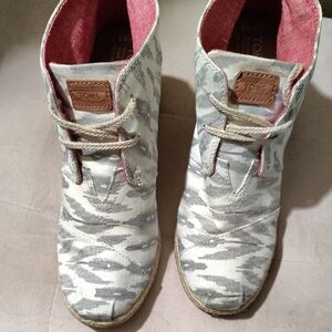 Toms Gray Boots with Free Toms Sunglasses